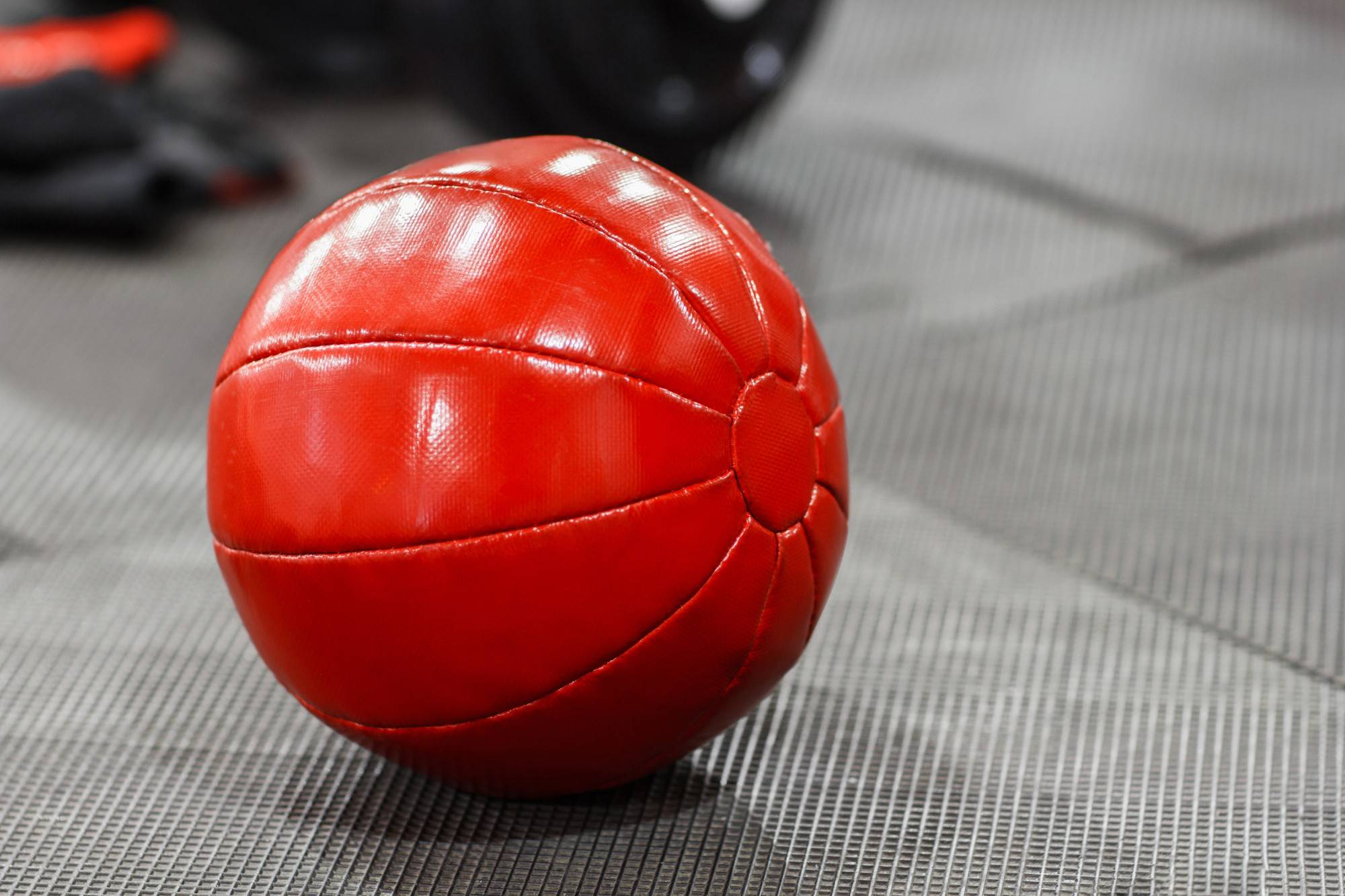 Boomer ball czerwona 15 cm jako sposób na aktywną zabawę w domu